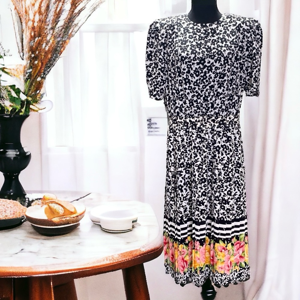 Vintage Petite Short Sleeve Dress w/ Pleated Skirt & Matching Adjustable Belt